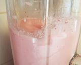A picture of step 2 of Strawberry and cream milk shake.