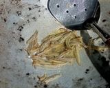 Foto langkah ke 2 dari resep Nasi liwet teri ala Rike's Kitchen.