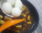 Foto langkah ke 4 dari resep Semur Kentang Telur Manis.
