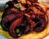 Foto del paso 1 de la receta: Pulpo a la plancha sobre tortilla de🍤langostinos...!