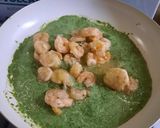 Foto del paso 6 de la receta: Camarones con salsa de espinacas y fideos