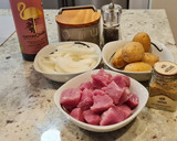 Foto del paso 1 de la receta: Solomillo de cerdo encebollado con patatas