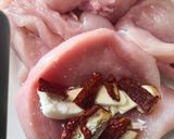 Aszalt paradicsommal, füstölt sajttal és kecske sajttal töltött recept fázis 2 fotója