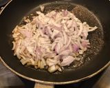 Une image de l'étape 7 de Poêlée de chanterelles à l oignon de roscoff et romarin frais.