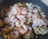 Foto del paso 2 de la receta: Huevos revueltos con setas y langostinos