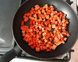 Foto del paso 1 de la receta: Huevos con salchicha y jitomate