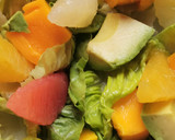 Foto del paso 2 de la receta: Ensalada de camarones con mango, aguacate y cítricos