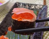 Hình bước làm 4 của món Sushi trứng cá hồi và cá tầm