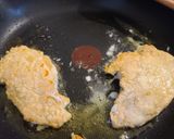 Foto del paso 3 de la receta: Bistec de pechuga de pollo enharinada y al limón