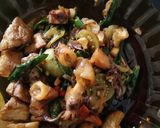 Foto langkah ke 1 dari resep Tumis cumi asin dan tahu masak cabai hijau.