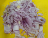 Foto del paso 1 de la receta: Garbanzos al curry con gambones y salmón sobre leche de coco