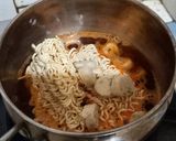 Foto langkah ke 2 dari resep Fish Cake Ramyeon.