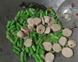 Foto langkah ke 2 dari resep Tumis Buncis Bakso.
