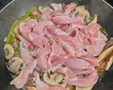 Foto del paso 4 de la receta: Contramuslos en salsa de setas y champiñón