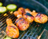 Une image de l'étape 3 de Pilons de Poulet Marinés aux Cinq Épices au Barbecue.