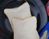 Gambar langkah 2 resipi Roti bakar kaya.