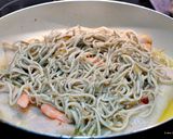 Foto del paso 5 de la receta Merluza con gulas y langostinos