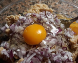 Foto del paso 3 de la receta: Hamburguesas de pollo con queso azul, cebolla y salsa de soja