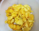 A picture of step 1 of Peach milkshake.