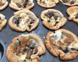 Foto del paso 5 de la receta: Canastitas de champiñones, queso, tomate y aceitunas negras