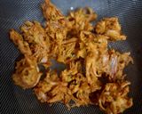 A picture of step 5 of Onion Pakoda.