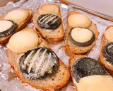 Hình bước làm 2 của món Chèvre Chaud - Bánh Mì Nướng Phô Mai Dê Hai Màu & Bacon
