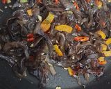 Foto langkah ke 4 dari resep Jamur Kuping Oseng Pedas.