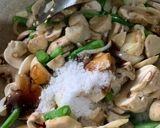 Foto langkah ke 5 dari resep Tumis Jamur Kancing Buncis.