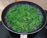 Foto langkah ke 1 dari resep Omelet Bayam Sosis.