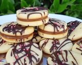 Foto del paso 8 de la receta: Alfajores sablee (bañados en chocolate, c/ crocante de maní)