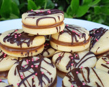 Foto del paso 8 de la receta: Alfajores sablee (bañados en chocolate, c/ crocante de maní)