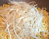 A picture of step 4 of Cheesy Baked Tiger Prawns with Yi Mein Noodles.
