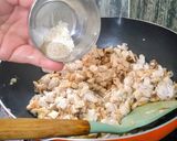 Foto langkah ke 6 dari resep Isian Ayam Jamur untuk Bacang.