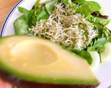 Hình bước làm 2 của món Salad Cá Hồi Xông Khói, Bơ & Rau Quả Sốt Chanh