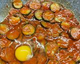 Foto del passaggio 1 della ricetta Uova con zucchine in padella