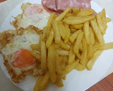 Foto del paso 3 de la receta: Huevos fritos con papas fritas y mortadela