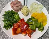 รูปขั้นตอนการทำที่ 1 ของ หมูผัดพริกสามสี