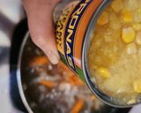 Foto langkah ke 3 dari resep Sup Jagung Ayam Simple.