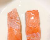 Hình bước làm 1 của món Ruốc cá hồi cho bé