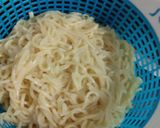 વેજ. હક્કા નુડલ્સ (Veg Hakka Noodles Recipe In Gujarati) રેસીપી સ્ટેપ1ફોટો