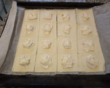 Foto del paso 4 de la receta: Hojaldres de queso de cabra y sirope de fresa