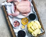 Foto del paso 1 de la receta: Pollo asado con manzana y ciruelas. Recetas Navideña