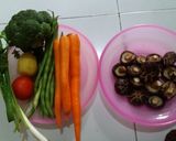 Foto langkah ke 1 dari resep Sop Jamur Shitake.