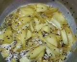 A picture of step 4 of Khatti Meethi Kairi ki chutney.