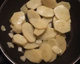 Foto del paso 2 de la receta Huevos rotos con patatas y gulas del norte