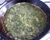 Foto del paso 11 de la receta: Tortilla de acelga rellena con queso