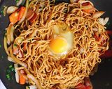 A picture of step 3 of Yakisoba with sunny side up egg.