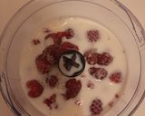 Foto langkah ke 1 dari resep Raspberry Milkshake.