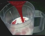 स्ट्रॉबेरी मिल्कशेक- Strawberry Milkshake recipe in Hindi ) रेसिपी चरण 2 फोटो