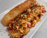 Foto del paso 4 de la receta: Huevos revueltos con pisto y queso de cabra
